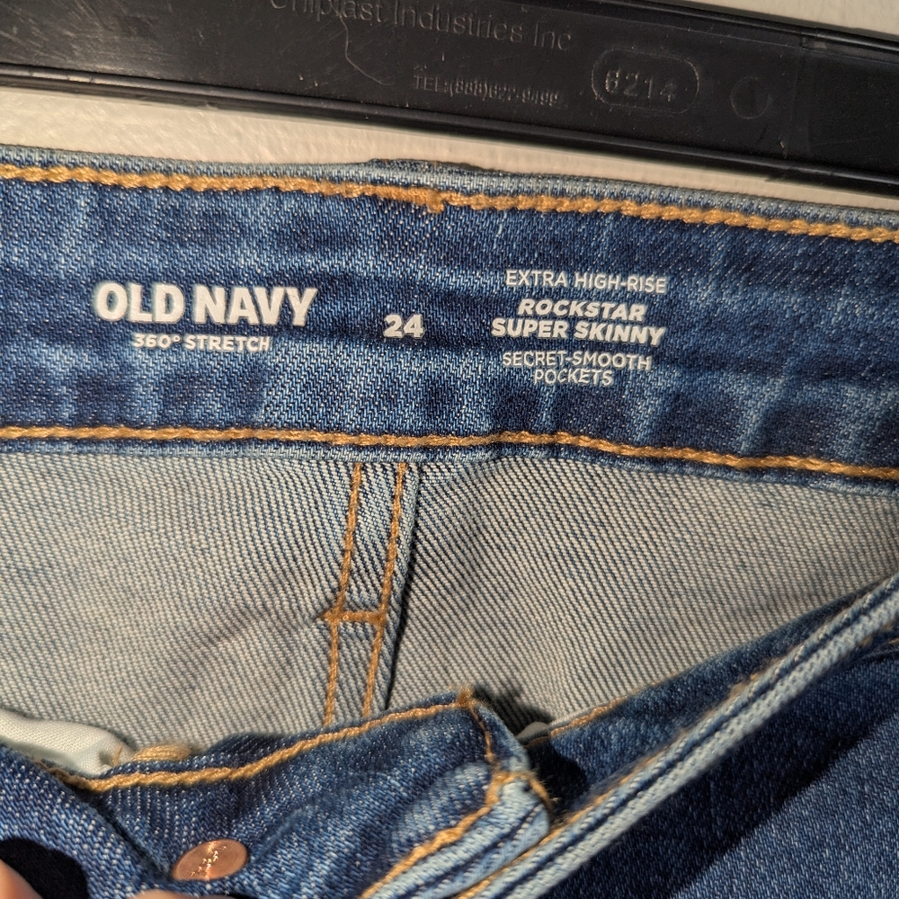 24 Old Navy Extra High-Rise Rockstar Super Skinny Jeans - Picture 2 of 4